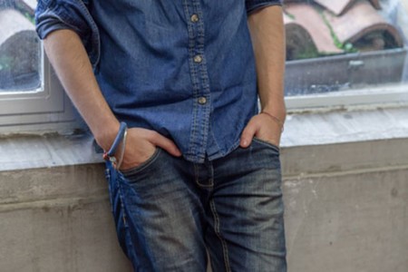 is-he-flirting-with-me-003-hands-pocket